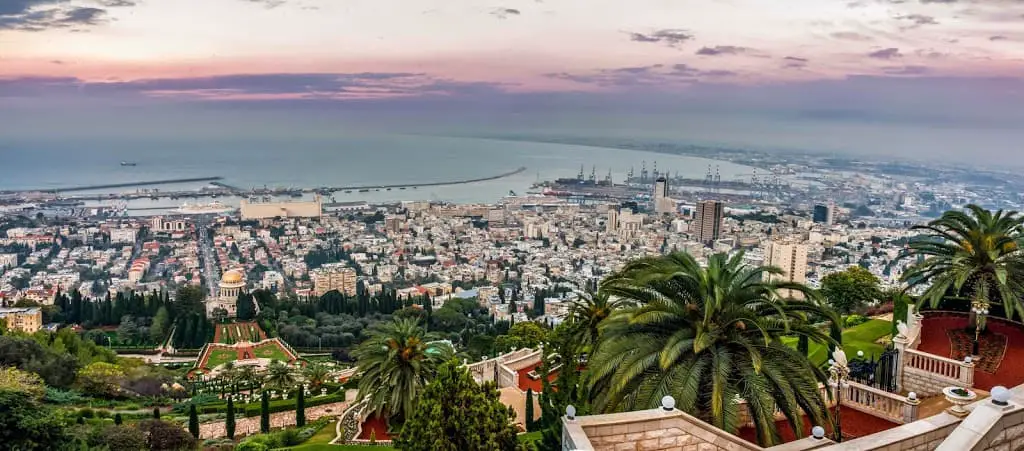 טיילת לואי בשקיעה