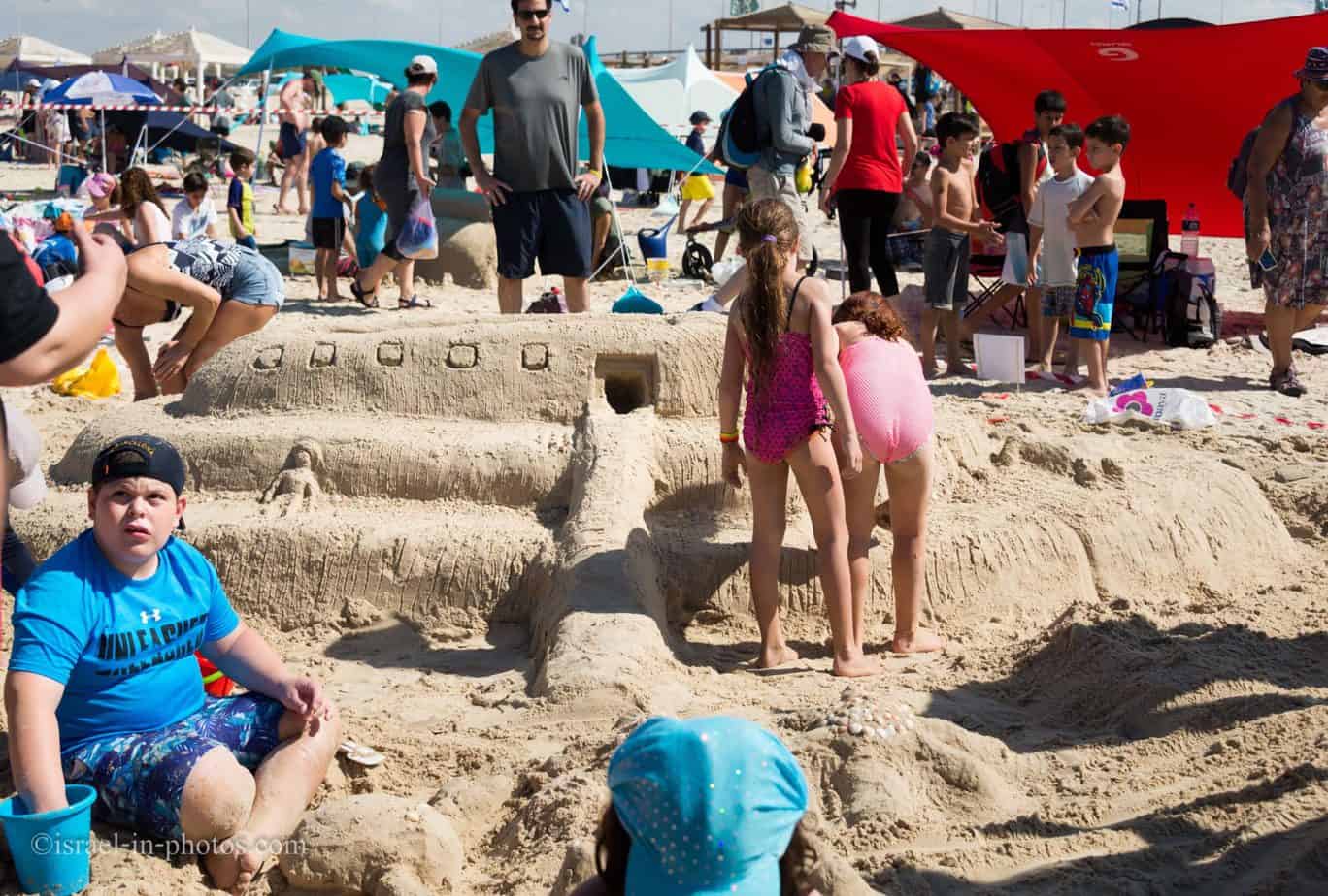 Конкурс песчаных скульптур на пляже Бейт Янаи, Израиль