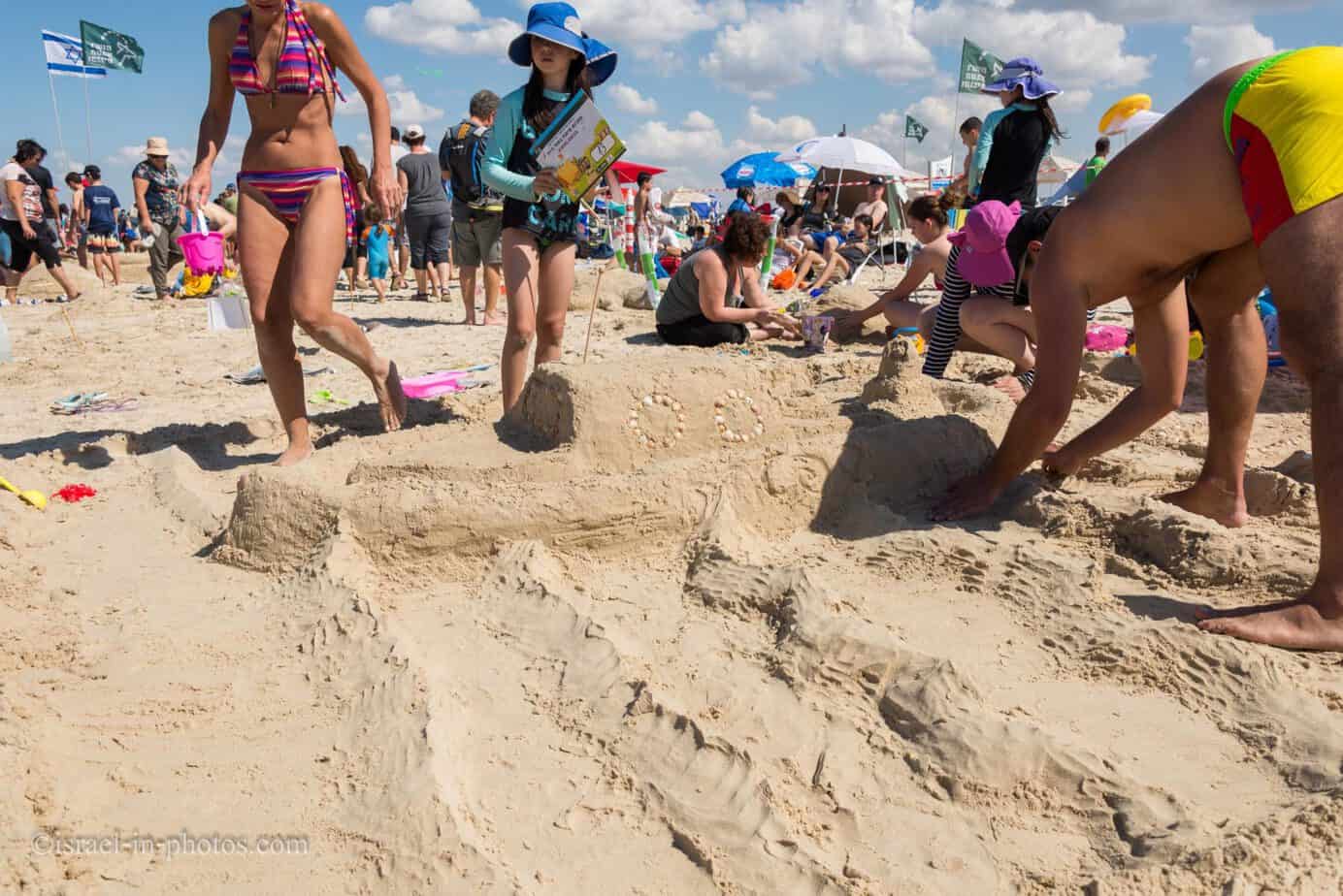 Конкурс песчаных скульптур на пляже Бейт Янаи, Израиль