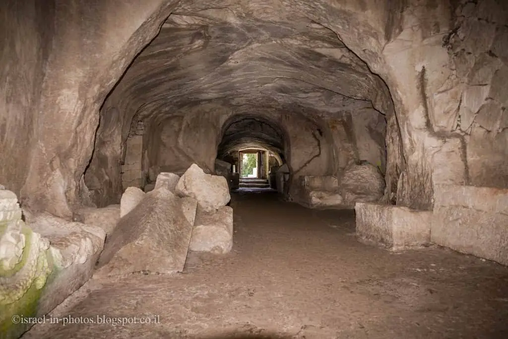 Вид в сторону входа - Пещера Гробы