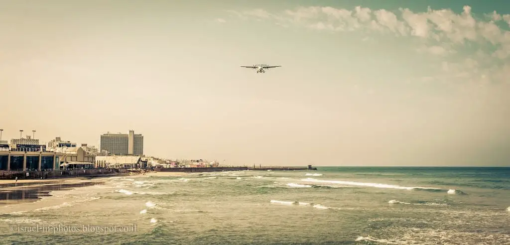 Панорама пляжа Тель-Авива (смотрит на юг) с набережной ТА, Река Яркон, и отель Hilton