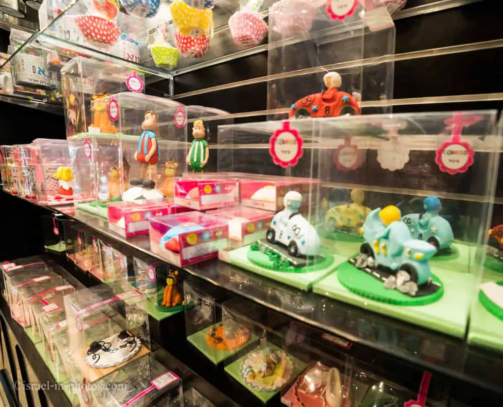 Edible decoration for cakes