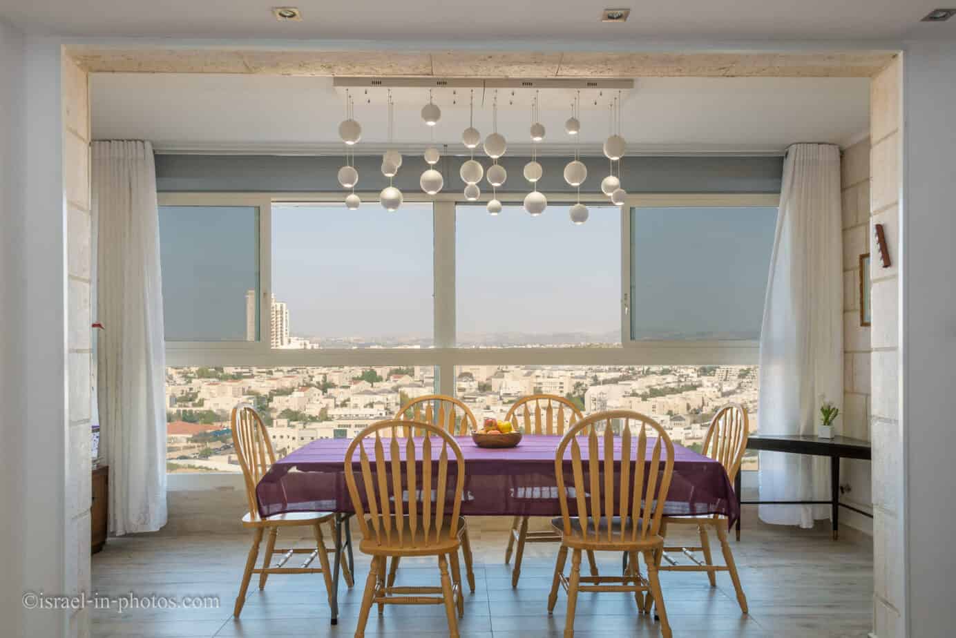 צילום עיצוב פנים של חדר עם נוף