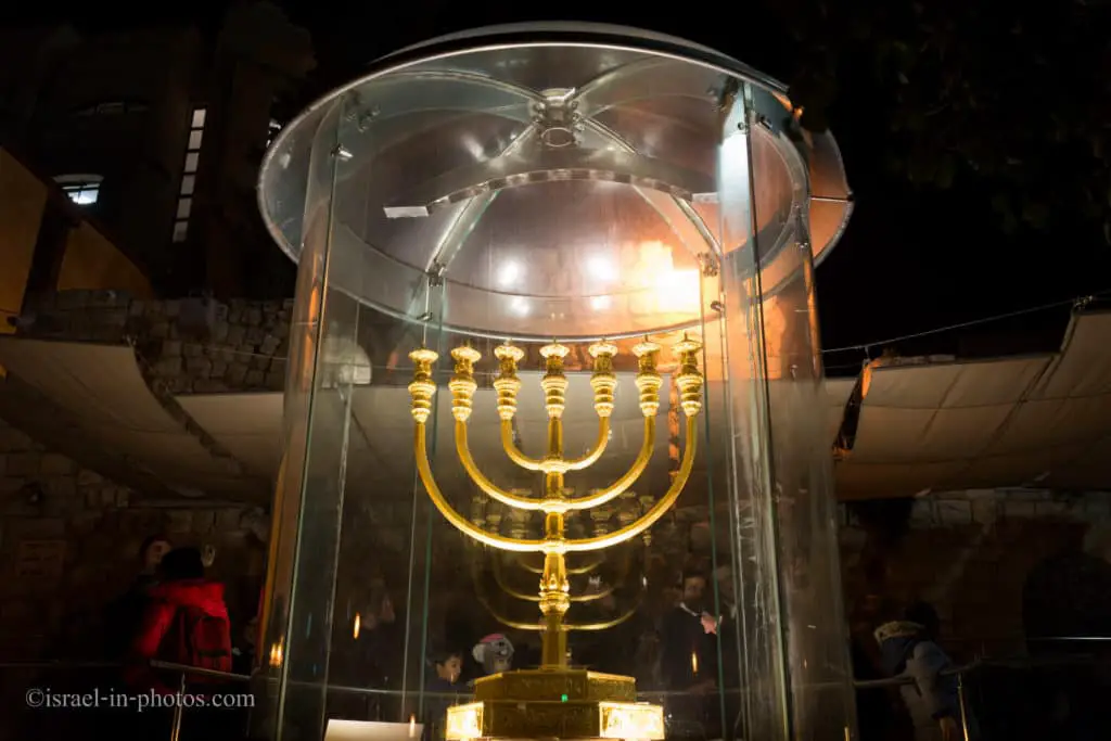 חנוכייה מצופה זהב