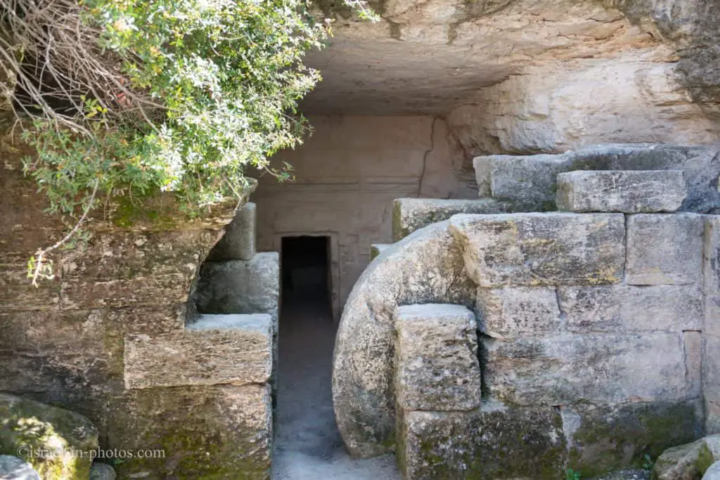 Погребальная пещера в Хурват Мидрас