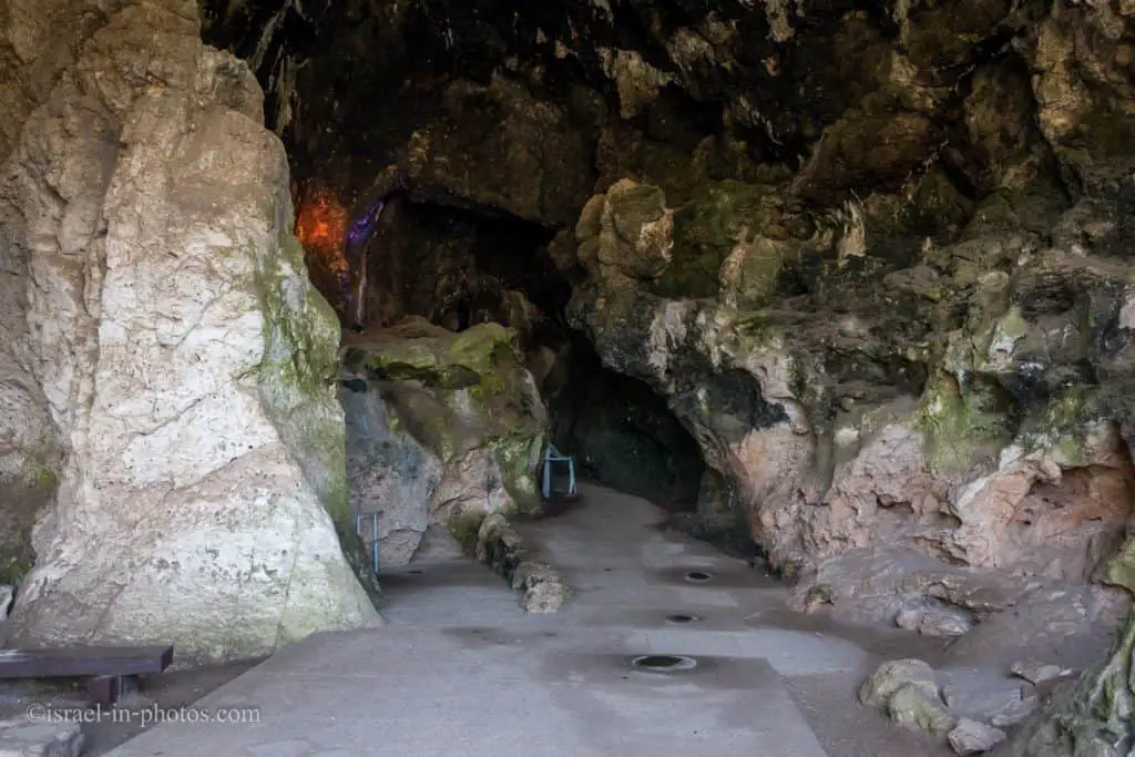כניסה למערת הנחל
