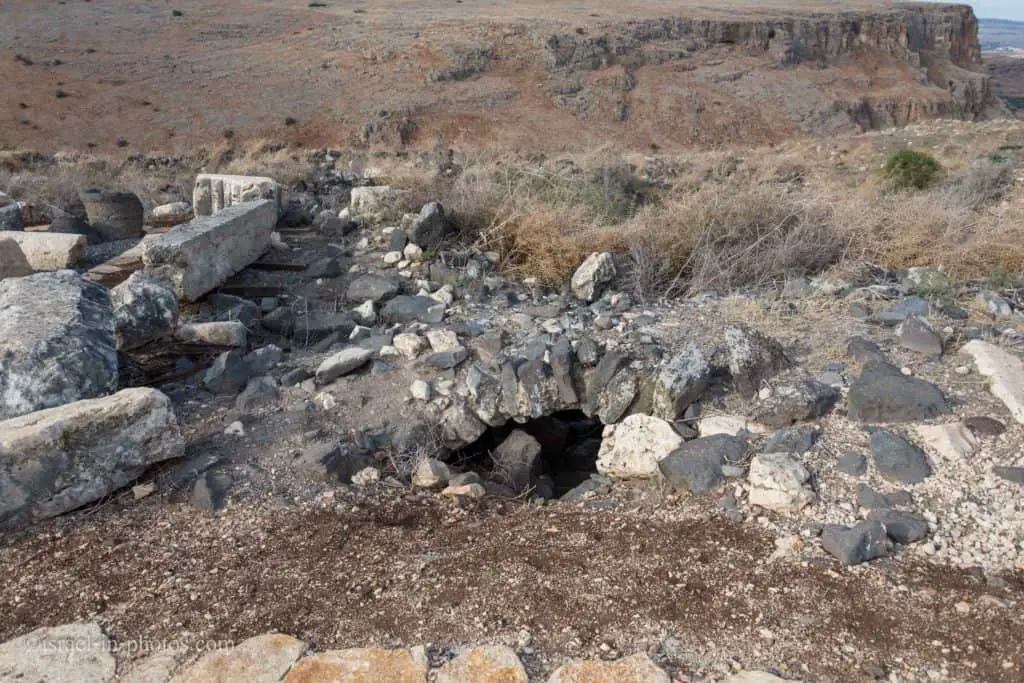 גשר קטן ליד בית הכנסת העתיק