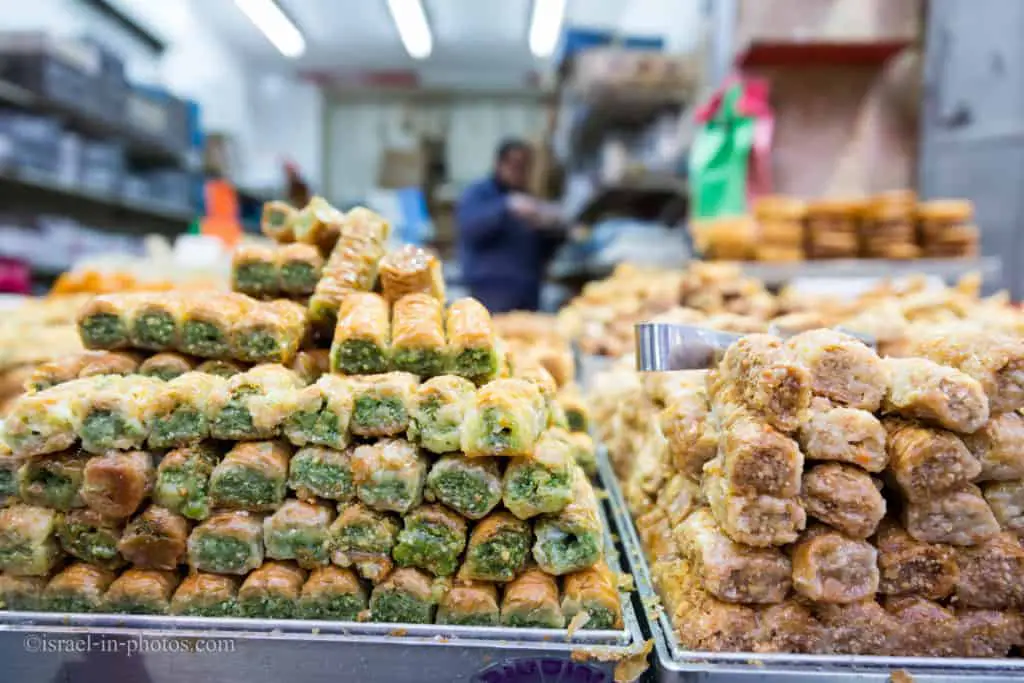 Турецкие десерты на рынке Махане Иегуда в Иерусалиме, Израиль
