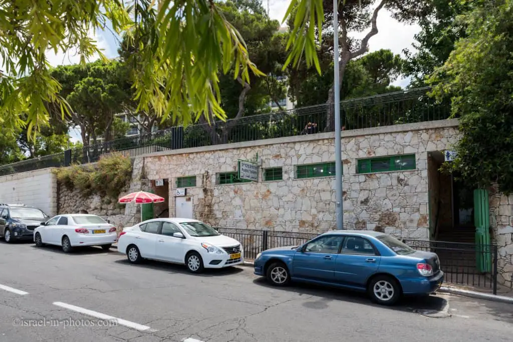 בשירותים ציבוריים ליד טיילת לואי