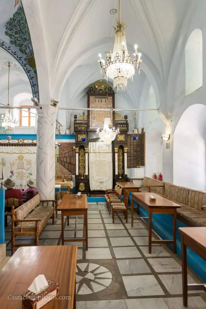 Внутри синагоги