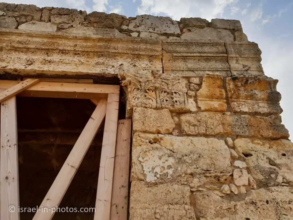 Decorations at Mazor mausoleum