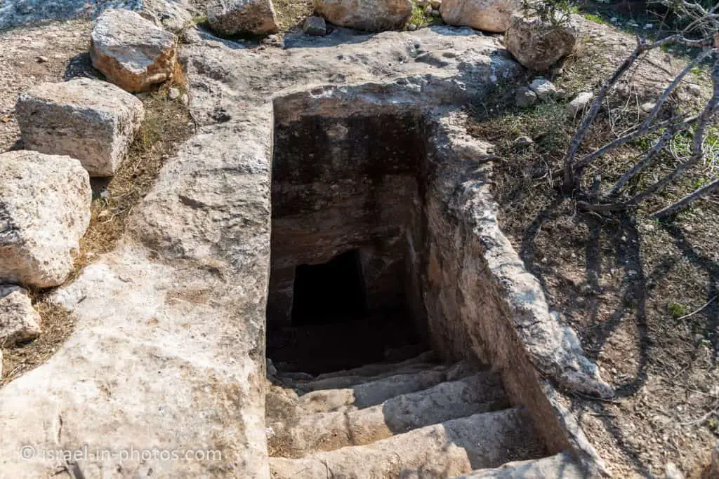 Языческая погребальная пещера римского периода