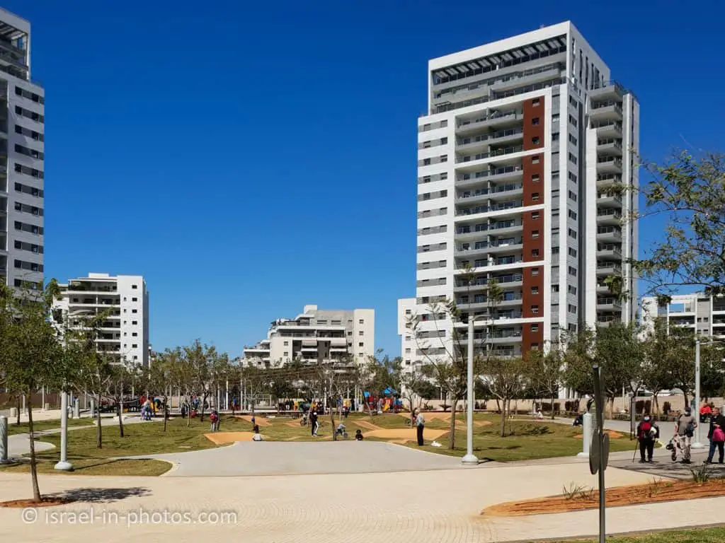 אזור אופניים ומגרש משחקים לפעוטות