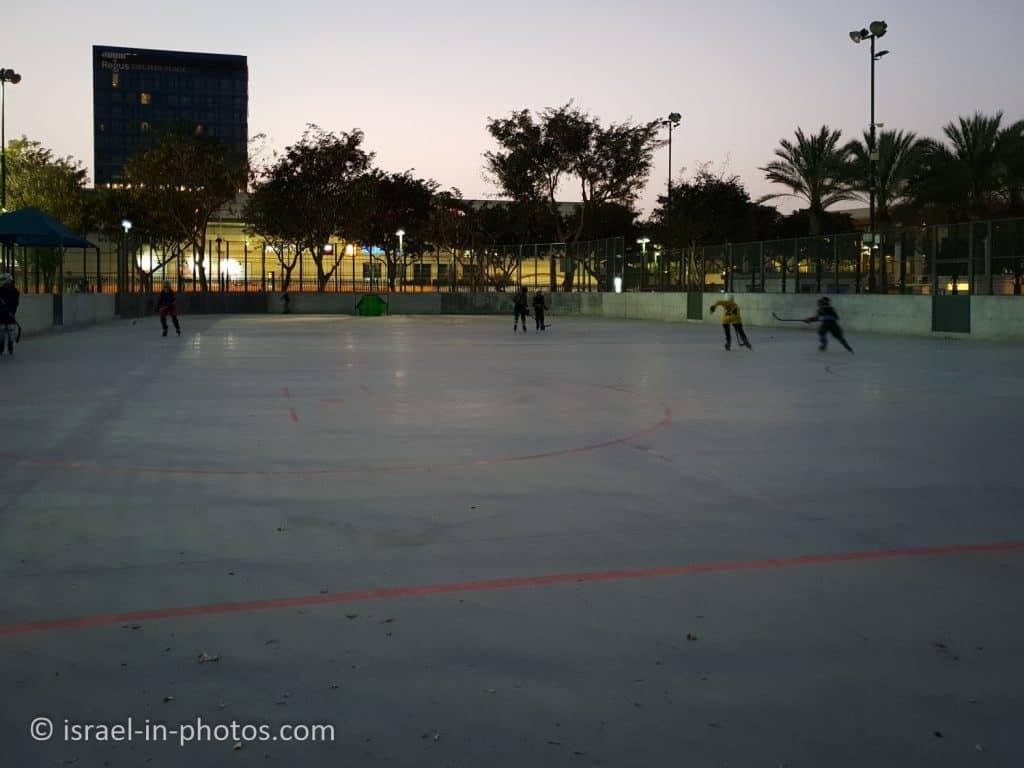 Каток для хоккея на роликах в парке Большого Петах-Тиква