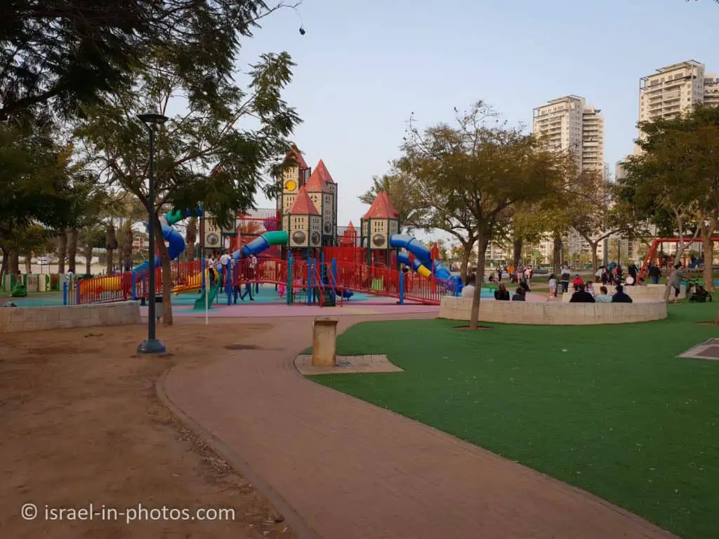 Детские игровые площадки в парке Большой Петах-Тиква