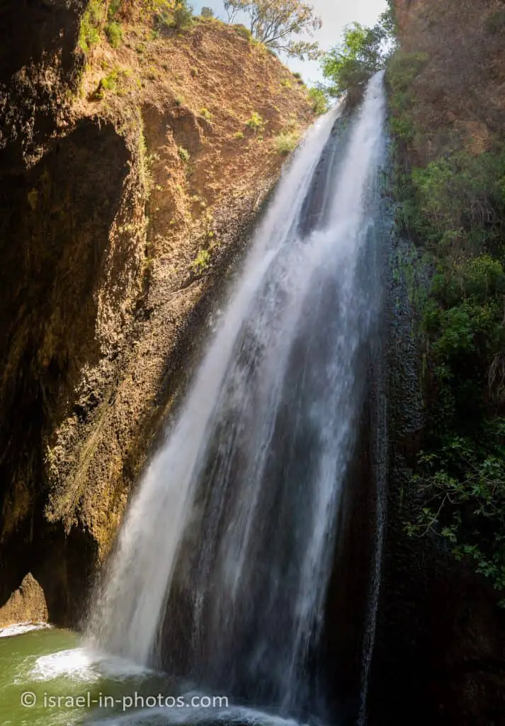 Водопад Танур в заповеднике реки Нахаль Айун