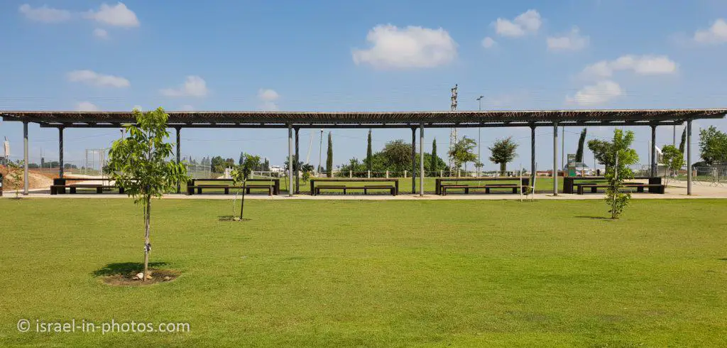 Picnic tables at Hod HaSharon Lake Park