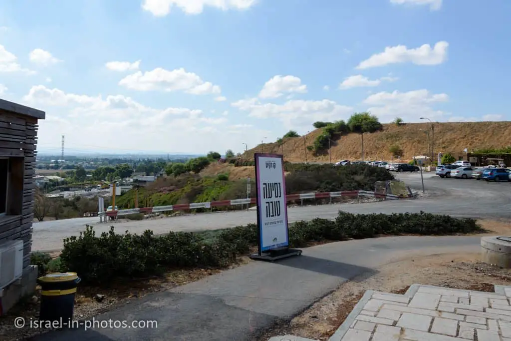 Entrance and parking at Ariel Sharon Park