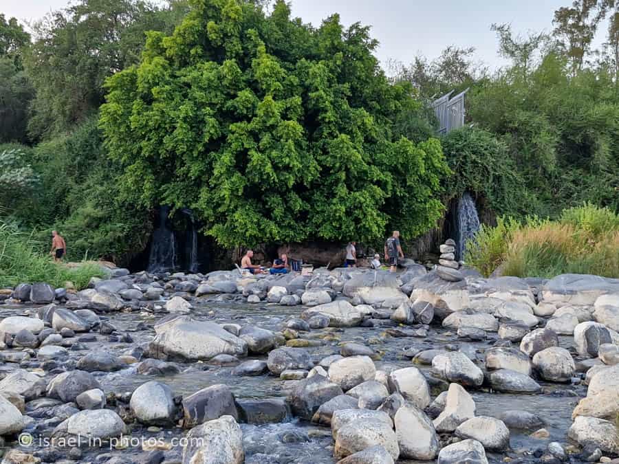 Вид на водопады с пляжа